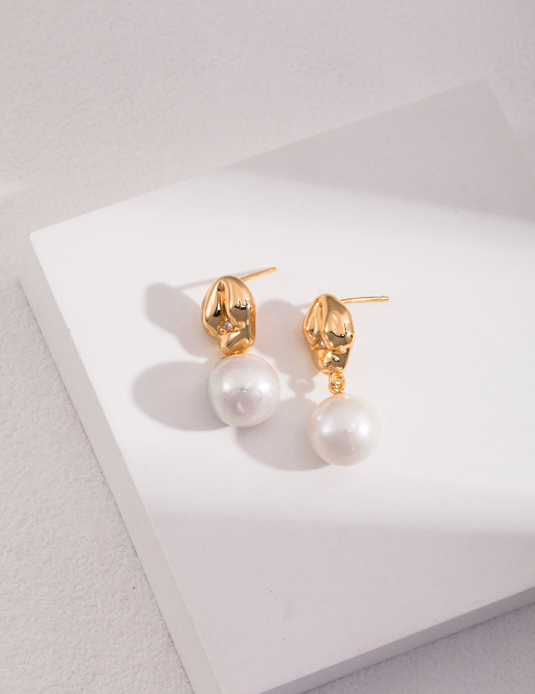 Sterling silver pearl earrings The slightly playful and cute earrings are like a piece of glutinous rice dumplings, and a shiny zircon is pressed down in the middle of the round bulge. Paired with natural baroque pearls, it is full of details and texture.