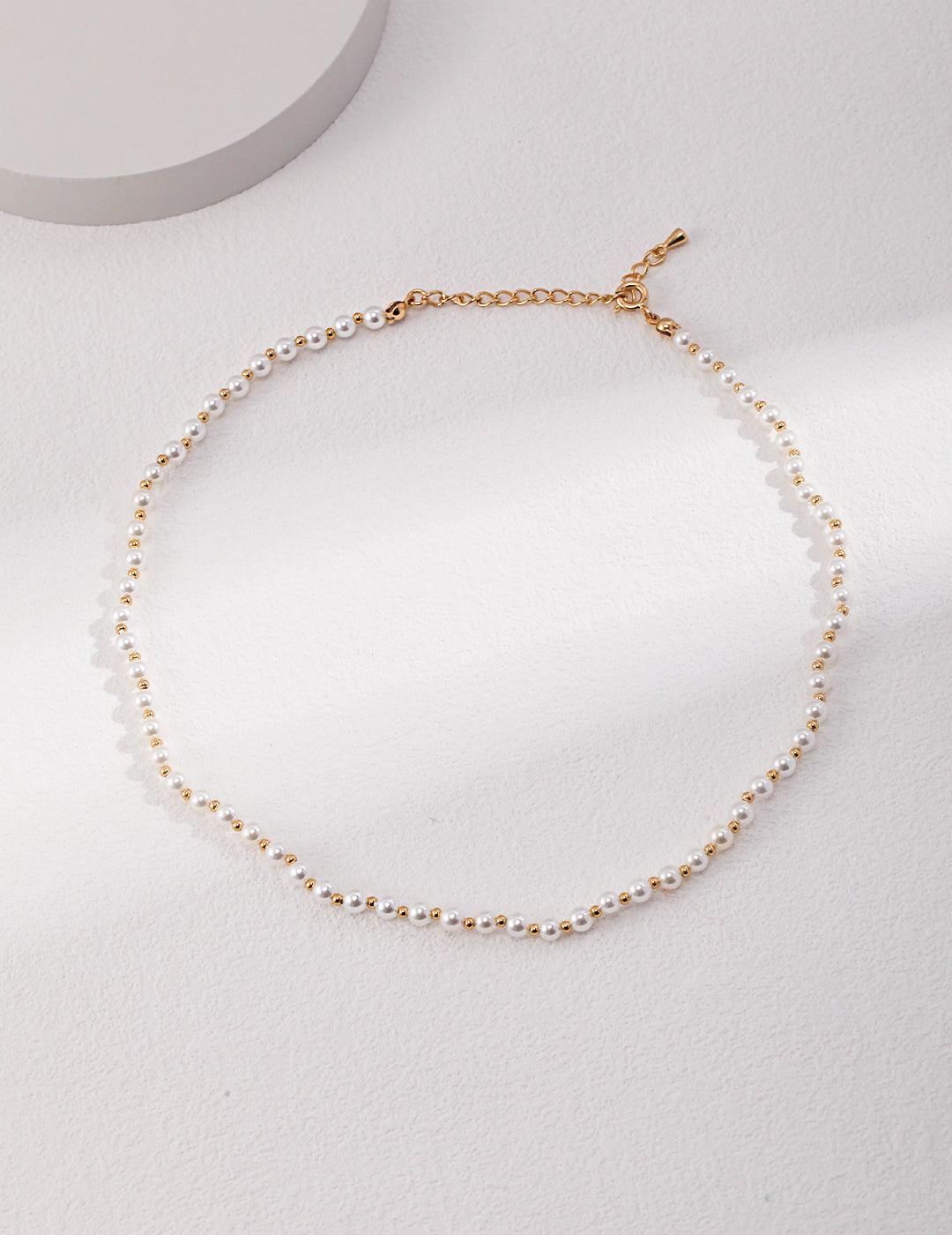 Sterling silver pearl necklace The choker necklace is definitely a good piece for retro feelings Maverick without losing the gentleness of pearls Unintentional casualness and elegance in gestures.