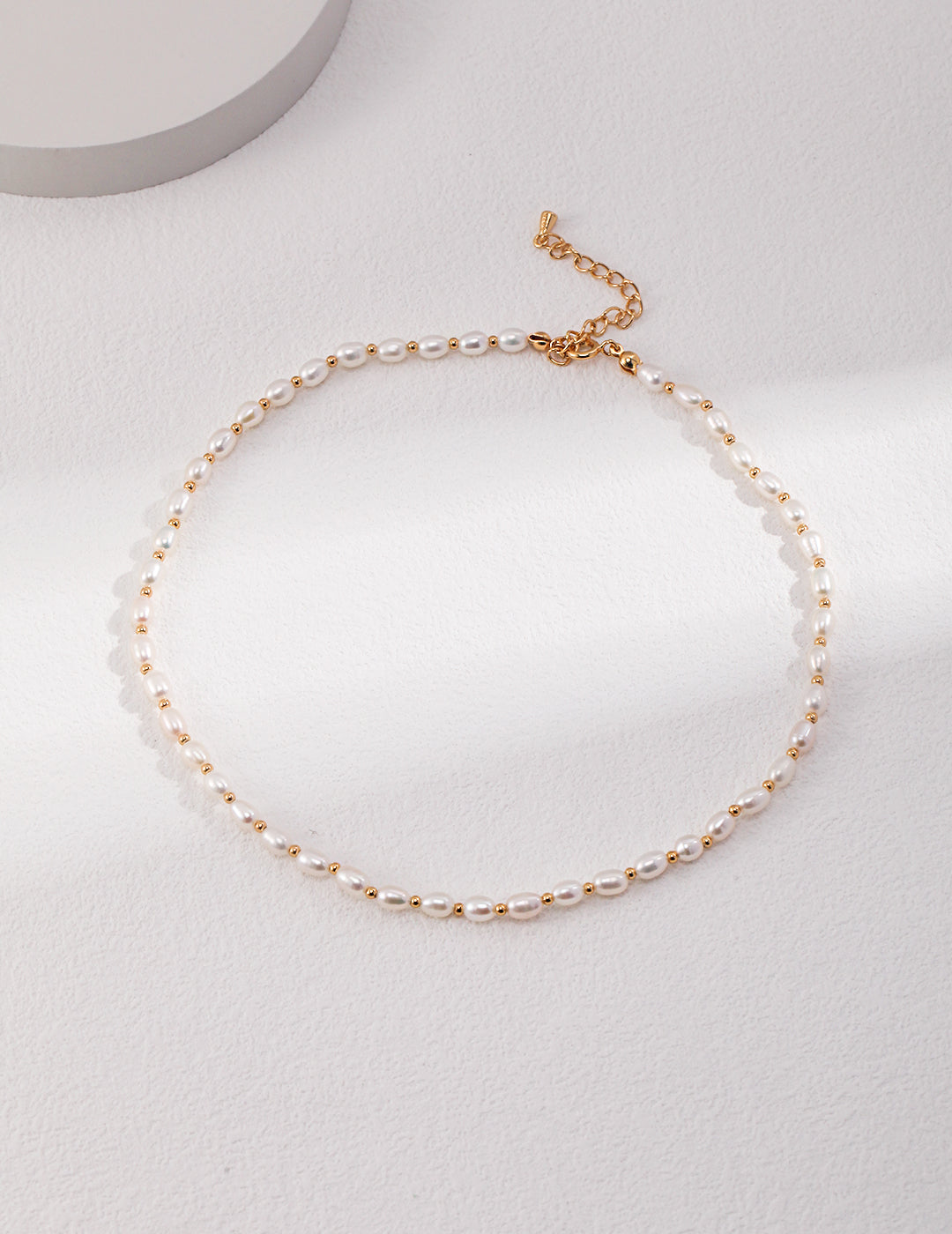 Sterling silver pearl necklace The choker necklace is definitely a good piece for retro feelings Maverick without losing the gentleness of pearls Unintentional casualness and elegance in gestures.