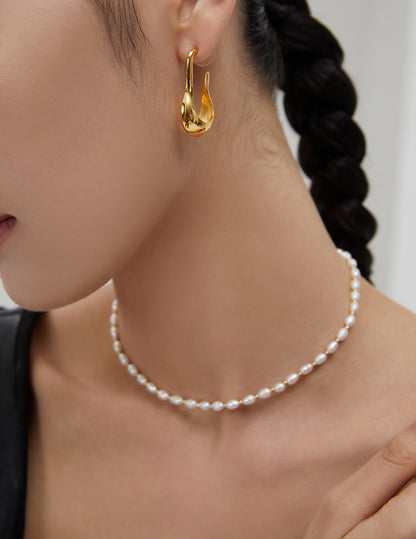 Sterling silver pearl necklace The choker necklace is definitely a good piece for retro feelings Maverick without losing the gentleness of pearls Unintentional casualness and elegance in gestures.