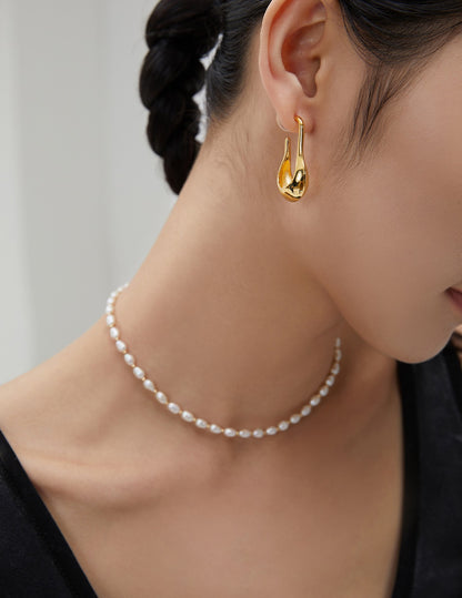 Sterling silver pearl necklace The choker necklace is definitely a good piece for retro feelings Maverick without losing the gentleness of pearls Unintentional casualness and elegance in gestures.