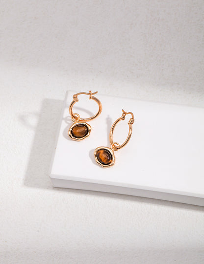 Sterling silver tiger's eye earrings Tiger's eye, also known as tiger's eye, is a gemstone with a cat's eye effect, which is regarded as the most noble symbol of the sacred stone by Indians.