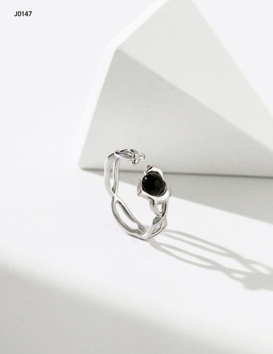 Sterling silver agate pair rings The ring body designed by irregular vine fluid elements, inlaid with black onyx, the perfect combination of intertwined structure and stone inlay, full of design integrity.