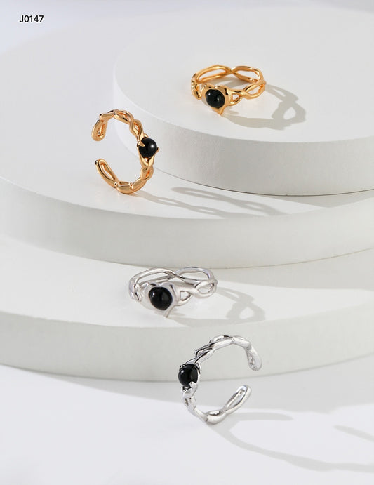 Sterling silver agate pair rings The ring body designed by irregular vine fluid elements, inlaid with black onyx, the perfect combination of intertwined structure and stone inlay, full of design integrity.