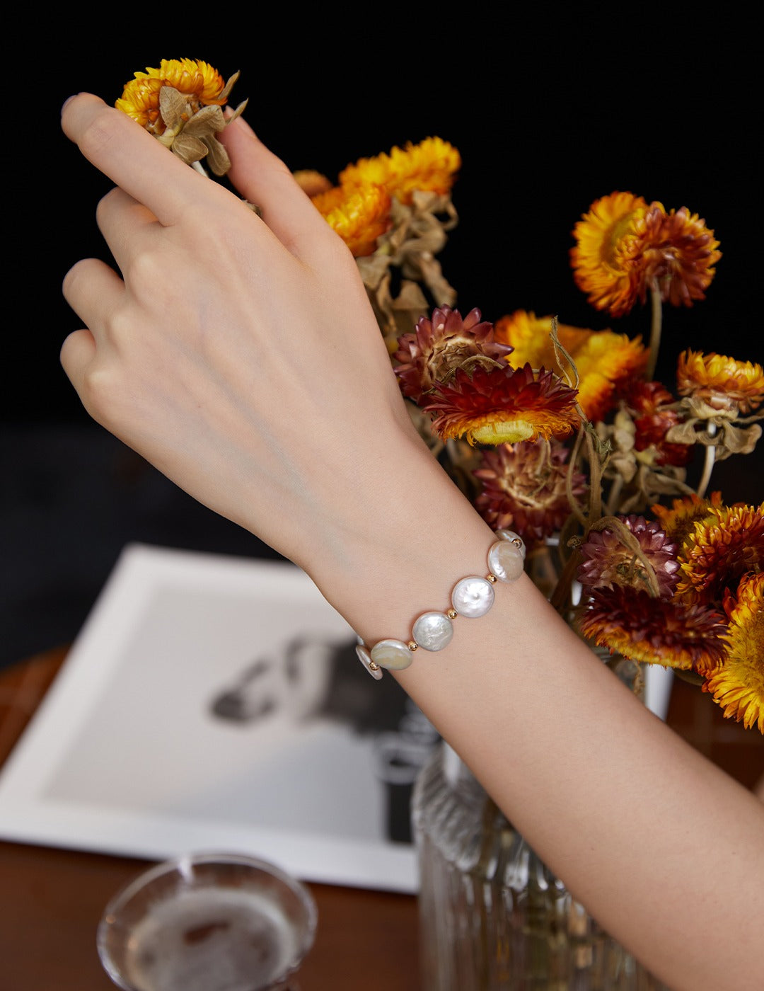 Pearl bracelets Baroque button pearls, high quality round and intense light Each one is brilliant and features a small lantern bead Simple yet stylish!