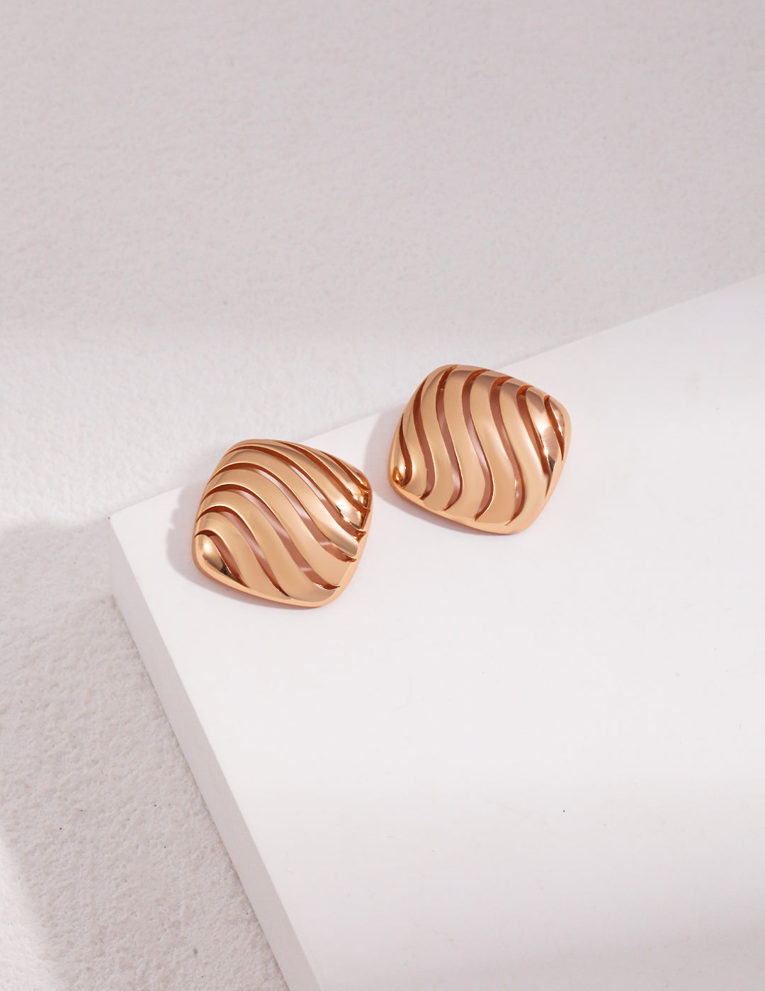 Three-dimensional hollow plain silver series Sterling silver minimalist earrings The three-dimensional simple geometric shape and the S-shaped neatly arranged hollow design show the high-end of modern architecture