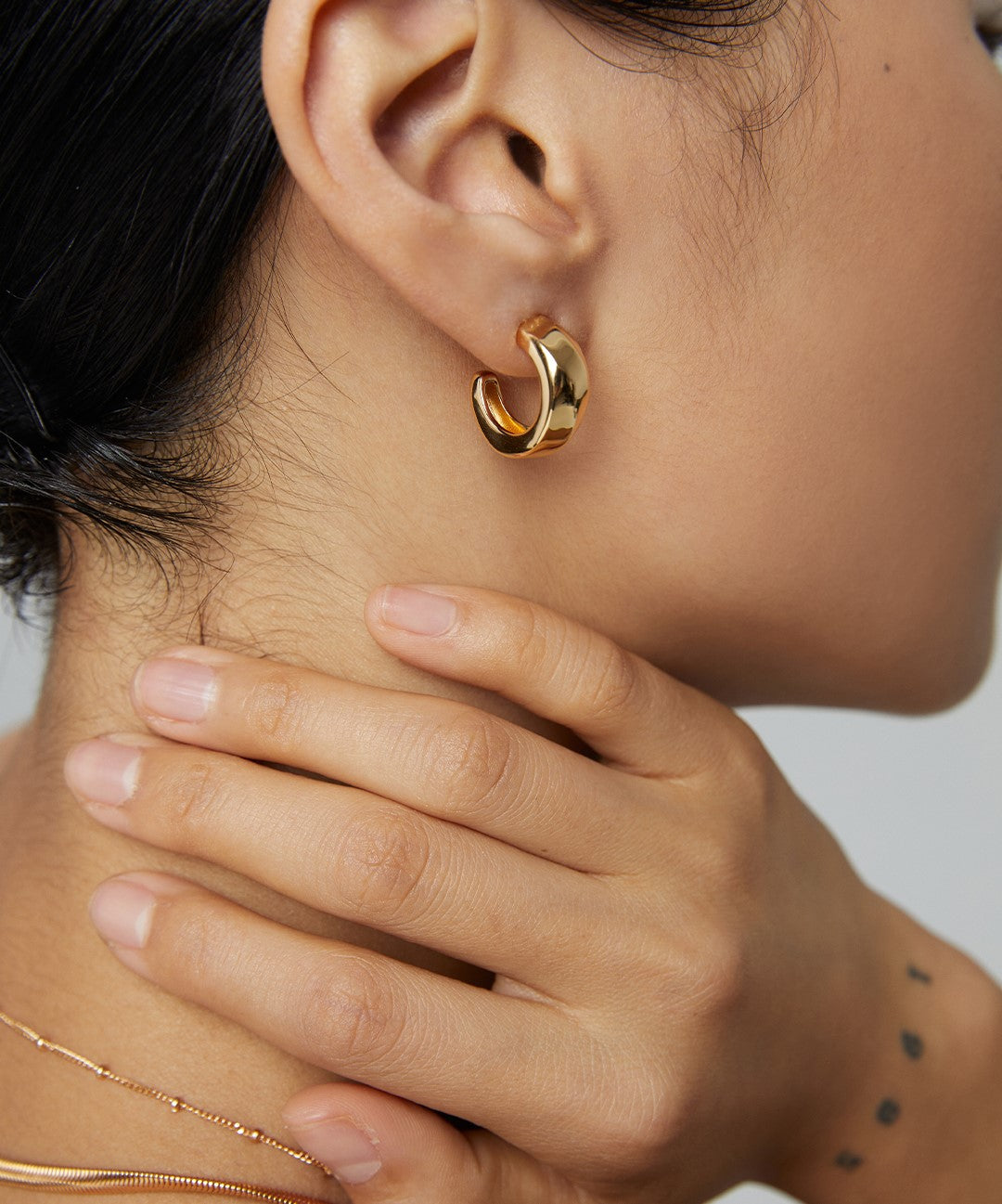 Sterling silver minimalist earrings The high-end texture twisted earrings of the ins-style Internet celebrity style are slightly rotated and deformed on the basis of a simple design, which is more exquisite.