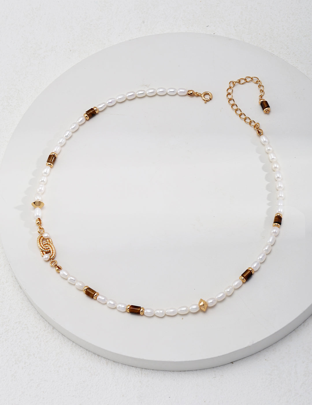 The pearl tiger's eye retro necklace is like an elegant classical beauty, coming in the long river of time.