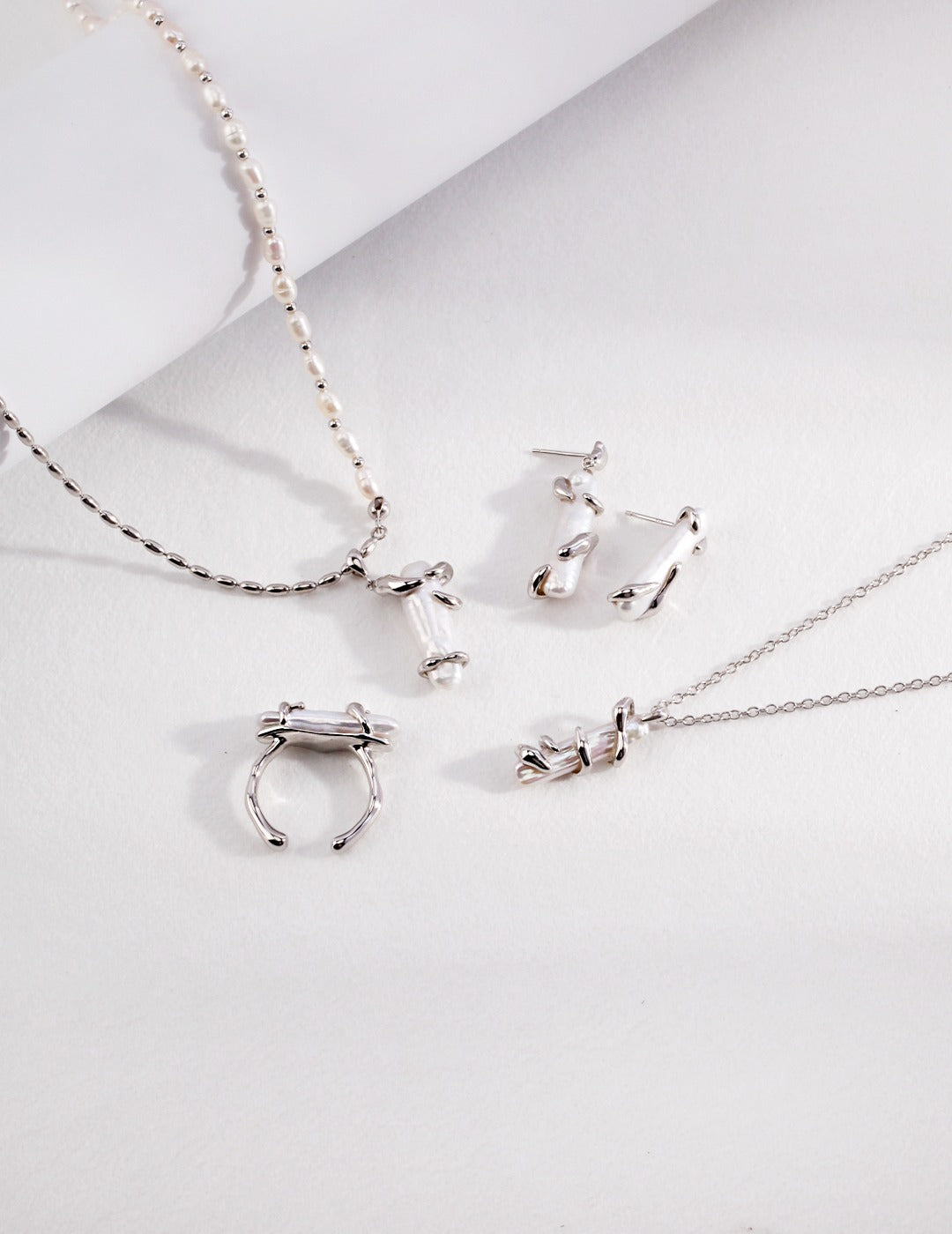 Sterling silver pearl necklace Natural element design, natural baroque beads as the core, natural fluid tightly guarded, pearlescent and silver light intertwined, romantic and individual.