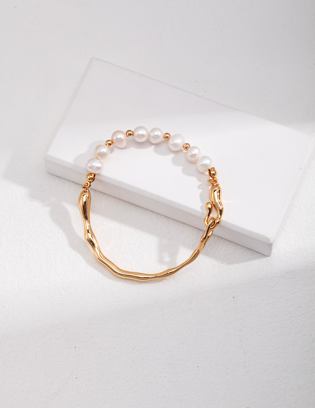 Liquid collection, sterling silver and pearl bracelet bracelet The water flows long, and the water drops. The design of the wristband is derived from the dripping of water and converging into a stream.