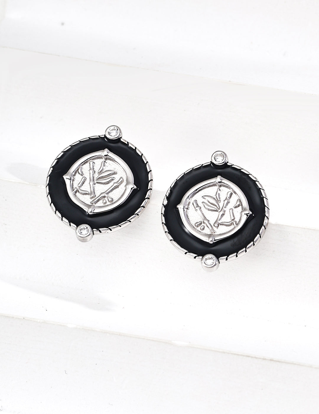 Earrings with a retro design feel