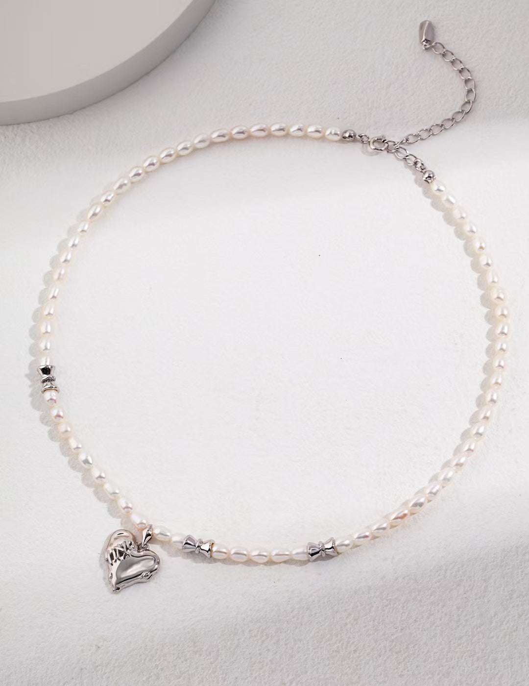 Love stitching series sterling silver love necklace The natural pearl necklace with ins feel is dotted with silver light, and the irregular medieval love pendant makes the design more layered.