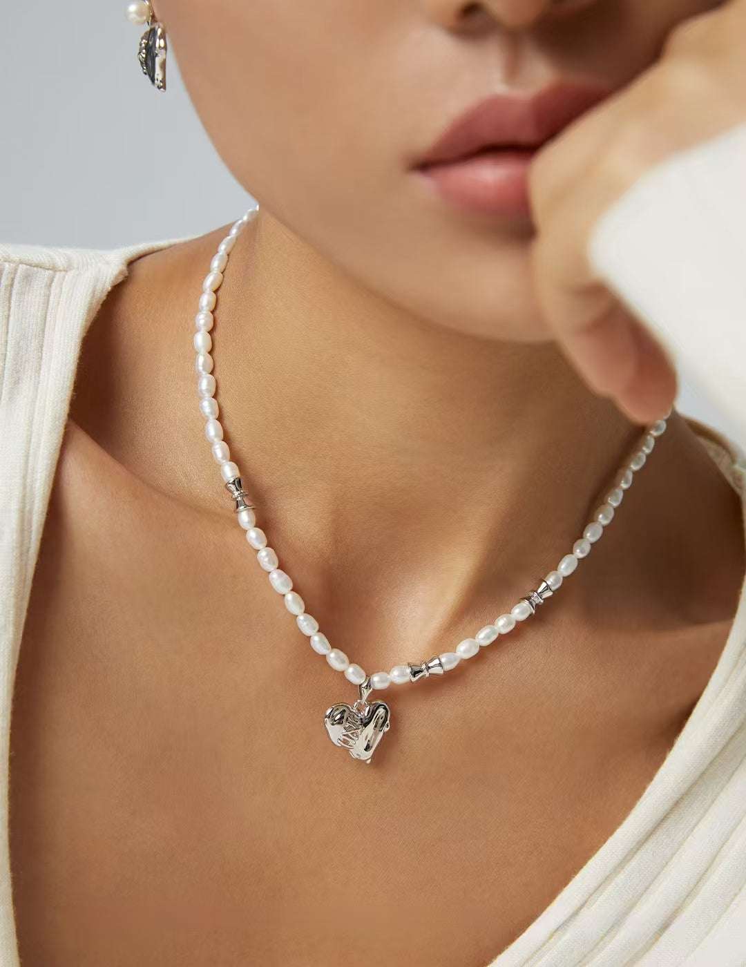 Love stitching series sterling silver love necklace The natural pearl necklace with ins feel is dotted with silver light, and the irregular medieval love pendant makes the design more layered.