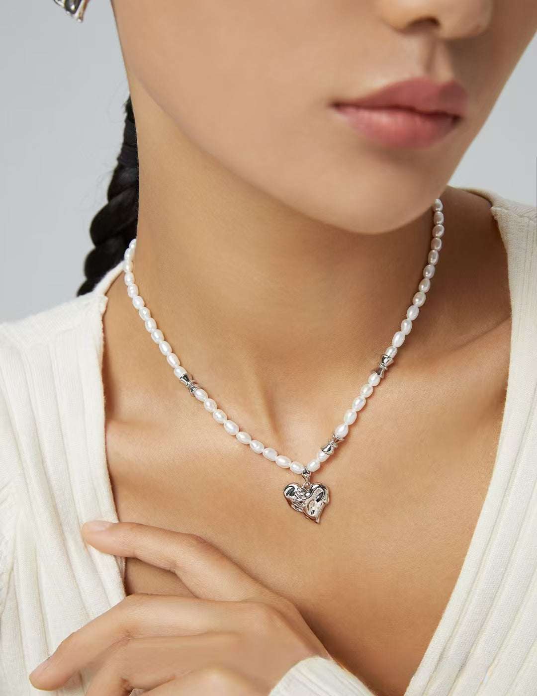 Love stitching series sterling silver love necklace The natural pearl necklace with ins feel is dotted with silver light, and the irregular medieval love pendant makes the design more layered.