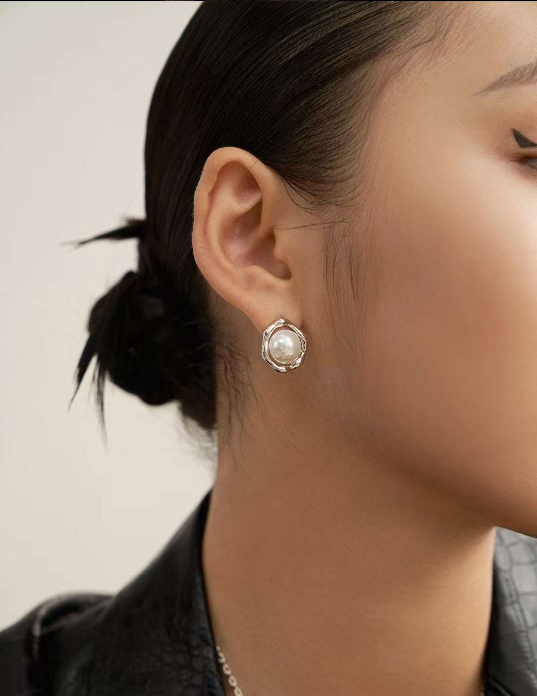 Sterling silver pearl earrings Accessories can fully open up the aura, and create a high-end and generous artistic atmosphere The meticulous attitude and rendering power are the effortless pearl jewelry worth picking this year.