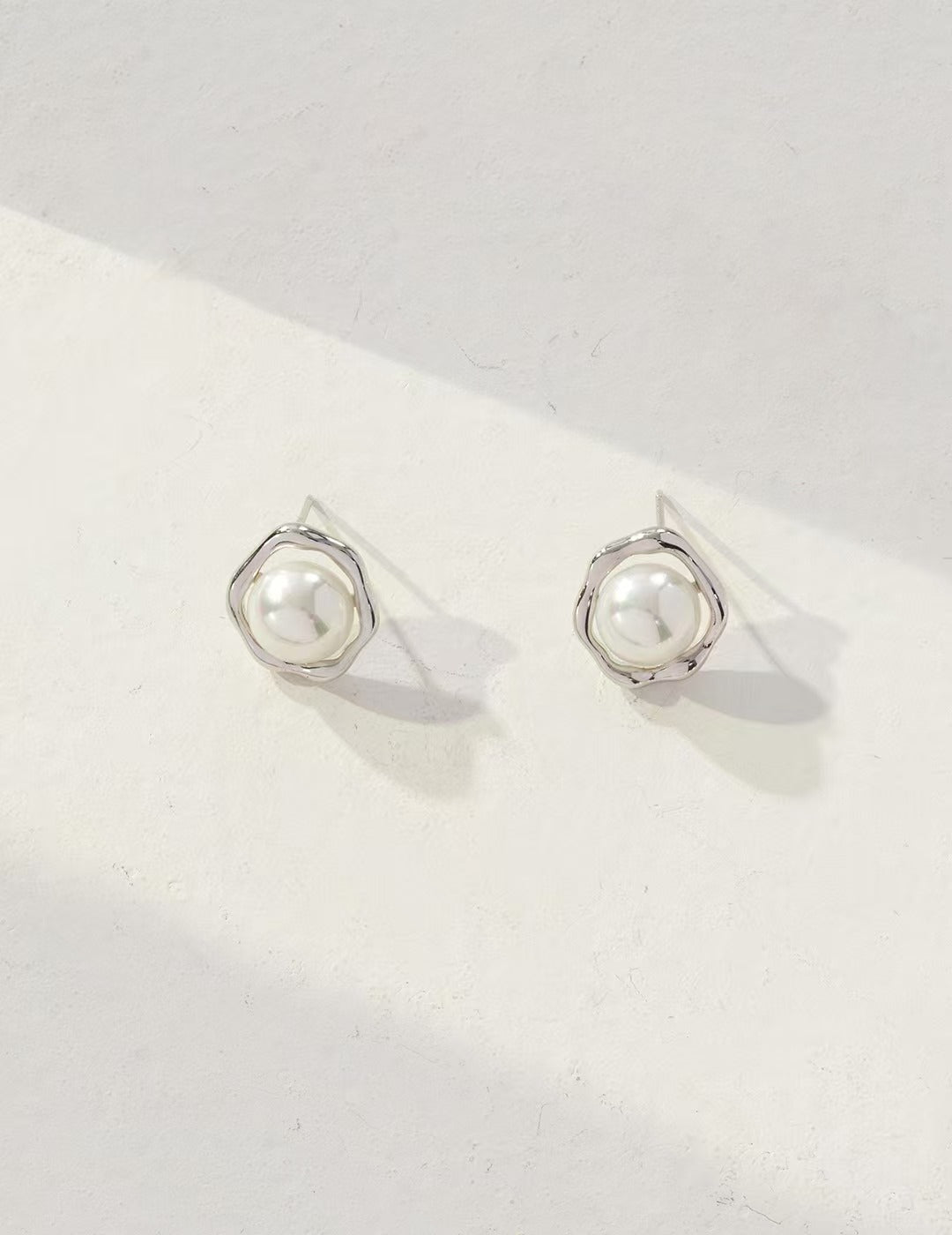 Sterling silver pearl earrings Accessories can fully open up the aura, and create a high-end and generous artistic atmosphere The meticulous attitude and rendering power are the effortless pearl jewelry worth picking this year.