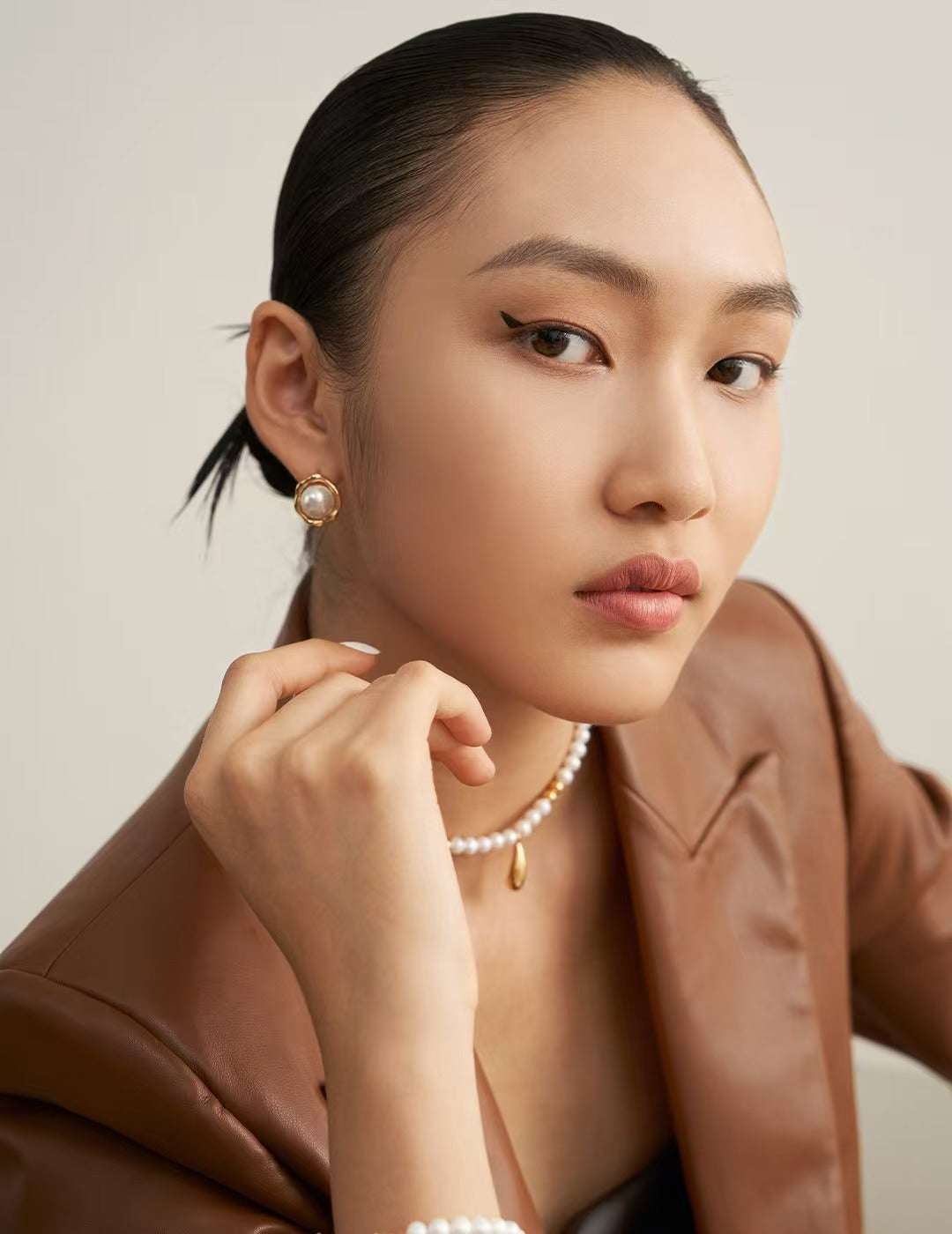 Sterling silver pearl earrings Accessories can fully open up the aura, and create a high-end and generous artistic atmosphere The meticulous attitude and rendering power are the effortless pearl jewelry worth picking this year.