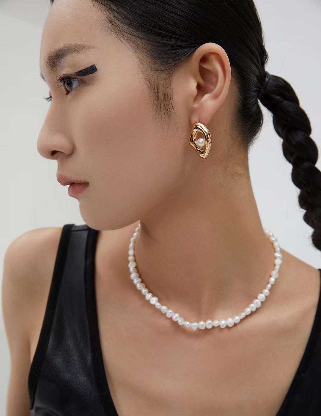 The design focuses on reflecting the high-grade silver texture. The irregular shape is combined with a touch of fluid design to make the overall look more natural and rounded. The asymmetrical earrings are more unique.