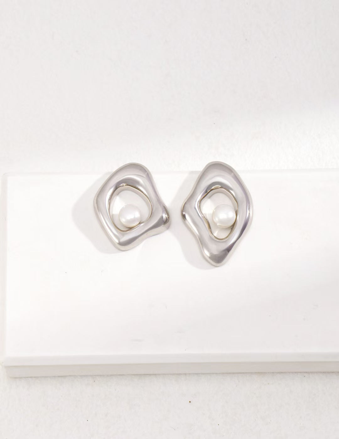 The design focuses on reflecting the high-grade silver texture. The irregular shape is combined with a touch of fluid design to make the overall look more natural and rounded. The asymmetrical earrings are more unique.