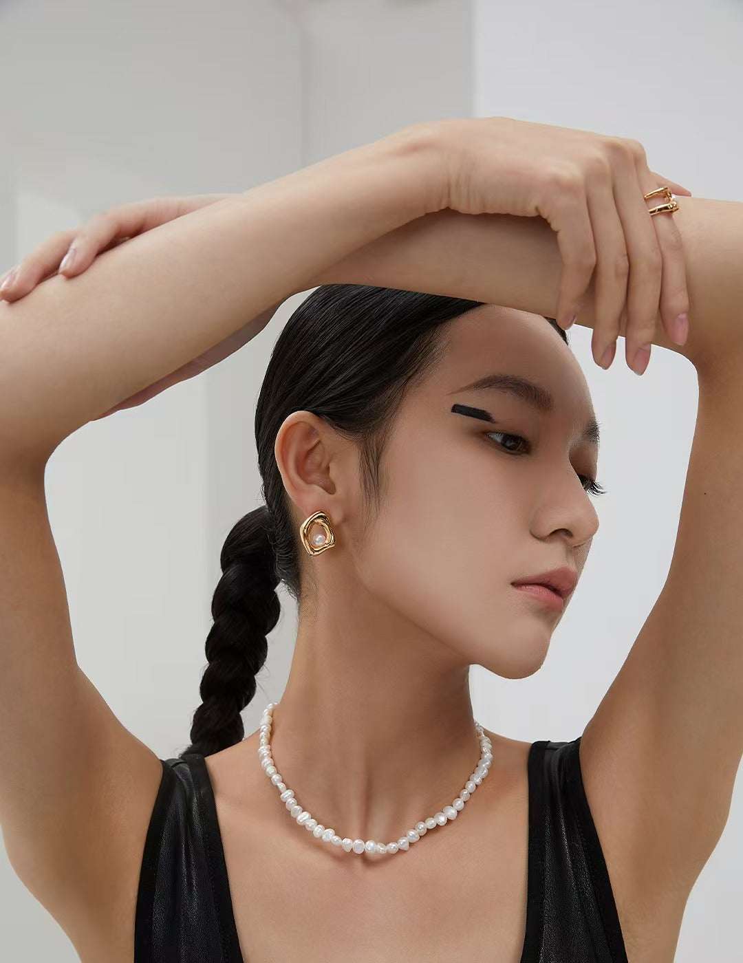 The design focuses on reflecting the high-grade silver texture. The irregular shape is combined with a touch of fluid design to make the overall look more natural and rounded. The asymmetrical earrings are more unique.