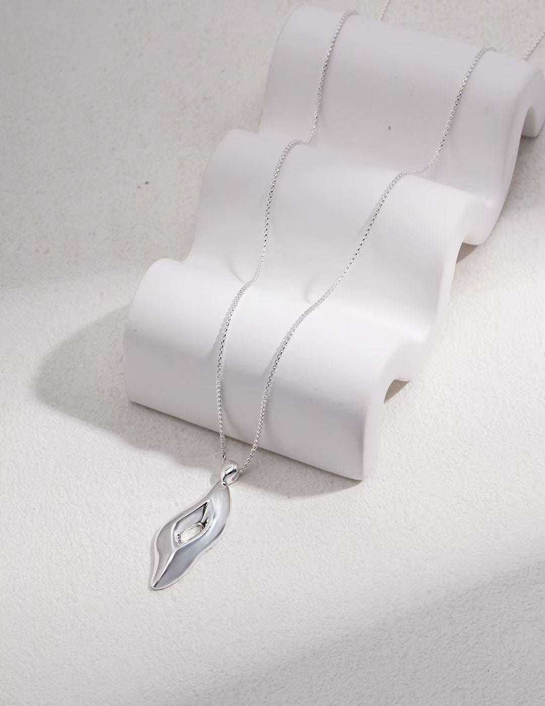 Sterling silver long necklace sweater chain The plastic silver series takes plain silver as the design basis, pursues the essence of silver, and expresses the softness and high plasticity of silver in the design in an abstract sculptural form.